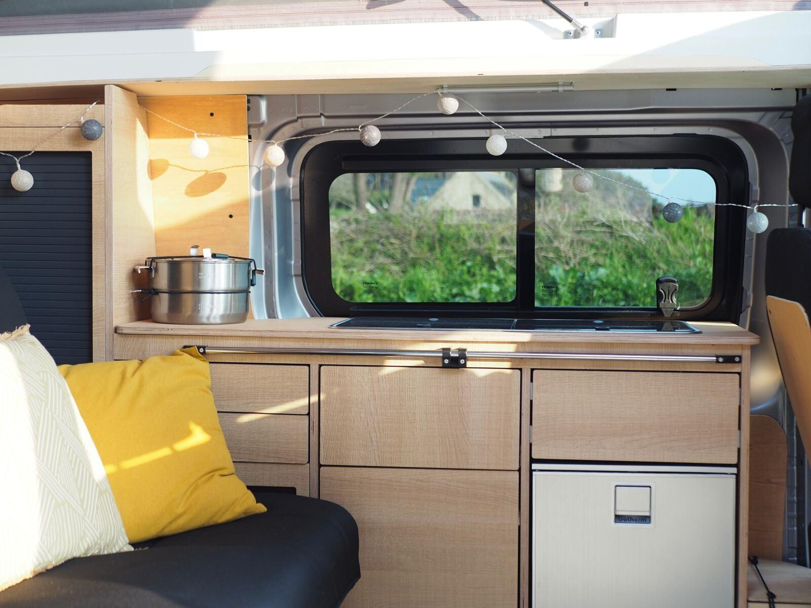 Van Peugeot électrique avec kit d'ameublement Exokit... kit Exokit