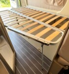 En complément des supports latéraux, un pied assure la stabilité