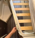 Un système de compas permet de laisser libre le passage central