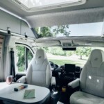 En option, la cabine peut être dotée d'un toit panoramique.