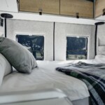 Lit grand confort, incluant un sommier relevable et un matelas haute qualité flexible. On remarque le revêtement en feutre des parois, gage d'isolation thermique et phonique.