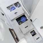 Les réserves d'eau et batteries se logent sous le plancher, pour un gain de place maximal et une meilleure répartition des charges.