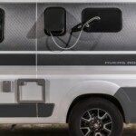 Grâce à une ventouse fournie de série, la douche peut être prise depuis l'extérieur.