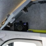 Le ciel de toit en cabine, comme les niches de rangement, sont isolés par un revêtement en feutre.