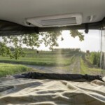 Optionnel, le toit relevable bénéficie d'une toile à ouverture panoramique, d'un lanterneau et d'un verrouillage électrique.