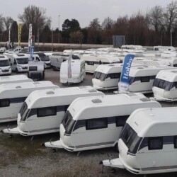 Loisirs Vacances distribue aussi les marques de camping-cars et campervans HOBBY, KNAUS et WEINSBERG. Ici, le parc d'exposition de la concession de Beuvry.
