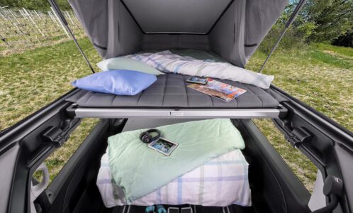 Dans le lit de mezzanine, vous profitez d’un couchage de 200 cm de long par 110 cm de large. Le matelas de 5 cm d’épaisseur repose sur un sommier à lattes. Le lit du bas, qui se déploie au-dessus des sièges rabbatus, affiche des dimensions de 199 x 115 cm. ? Pössl