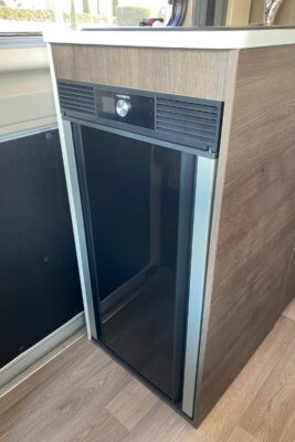 Benimar B161ES. Le réfrigérateur présente un volume moyen mais il est bien placé. Avec son double sens d'ouverture, on pourra aussi y accéder depuis l'extérieur.