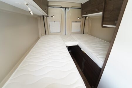 Benimar B161ES. Les lits jumeaux sont généralement appréciés pour l'accès indépendant à chacun des couchages.