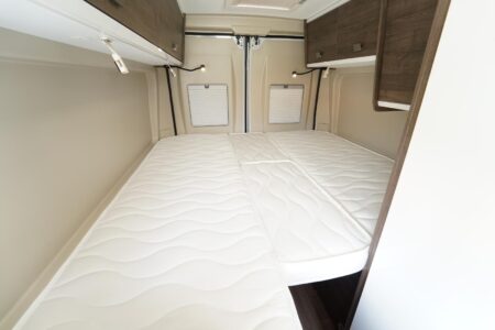 Benimar B161ES. Autre option : composer un couchage XL à l'aide de coussins intercalaires. Mais l'accès aux placards de pavillon est tout de suite moins aisé.