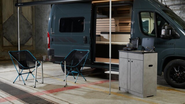 Le module cuisine avec évier ainsi que la la table peuvent être installés à l’extérieur. Le poids des divers éléments extractibles (meuble cuisine, siège route...) n'est pas connu. ? Crosscamp