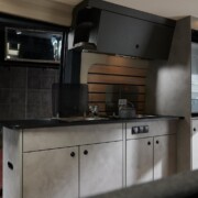 Les plaques de cuisson, sur la partie fixe de la cuisine, sont alimentées par une petite bouteille de gaz (2,8 kg). ? Crosscamp