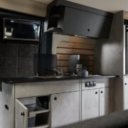Sur la partie mobile du bloc, le placard s'ouvre des deux côtés et offre un accès intérieur et extérieur.