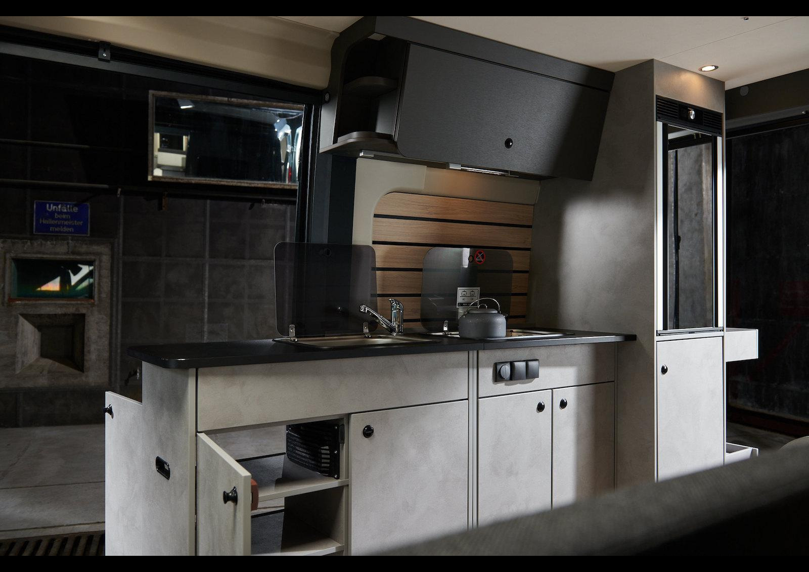 Sur la partie mobile du bloc, le placard s'ouvre des deux côtés et offre un accès intérieur et extérieur.