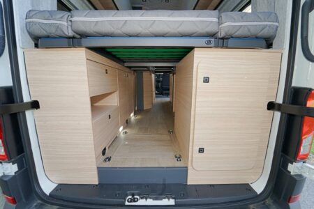 Hobby Maxia Van 680 ET. Tiroirs, placards, coffre dans le plancher…, la soute regorge de rangements.