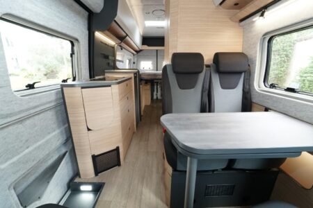 Hobby Maxia Van 680 ET. Malgré son gabarit XL, le 680 ET adopte un plan convenu : dînette 4 places à l'avant, cuisine face au cabinet de toilette en partie central, couchage double à l'arrière.