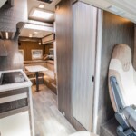 A bord du MegaLounge 640, la hauteur intérieure maximale atteint 2,10 m (1,90m sur le MegaLounge 540) !