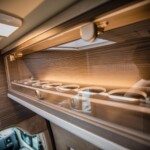 Vitrine à verres dans l'entrée. Crédit ? MegaMobil