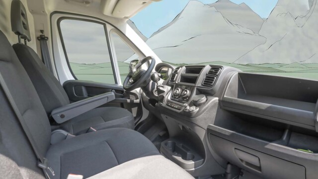 Ce camper van Weinsberg offre jusqu'à 3 places route grâce à sa banquette 2 places en cabine.