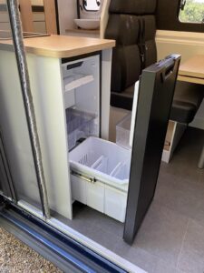 Pour fournir l'énergie nécessaire au fonctionnement du frigo à compression 95 l, l'Atlas 603G se dote de deux batteries cellule.