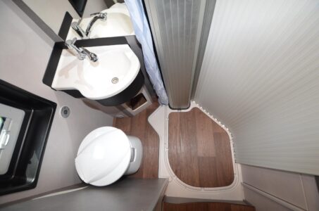 POSSL Summit Shine 640 R - Tous les modèles Summit héritent en 2024 d'une baie dans le cabinet de toilette et d'une lumière de courtoisie bleutée.