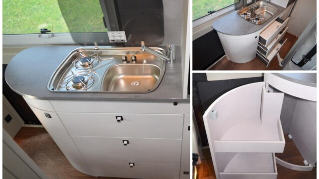 PÖSSL Summit Shine 640 R - Le plus grand des modèles Shine R inaugure une cuisine exclusive aux lignes courbées. Le réfrigérateur n'est pas ici placé en bout de meuble, dans l'entrée, mais en hauteur, au-dessus d'un placard.