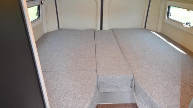 POSSL Summit Shine 640 R - Les chambres des nouveaux Shine sont ceinturées de placards de pavillon. Hors modèles "Plus", deux baies latérales sont prévues.