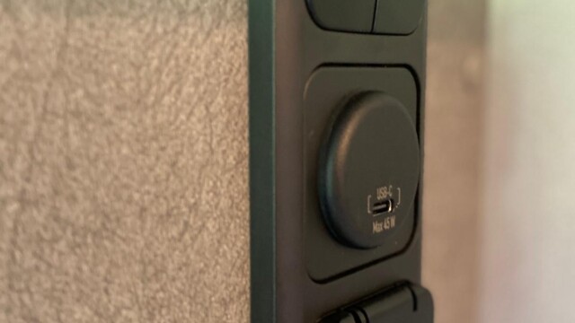 PÖSSL Summit Shine 640 R - En cuisine, une prise de recharge rapide USB-C est à présent disponible.