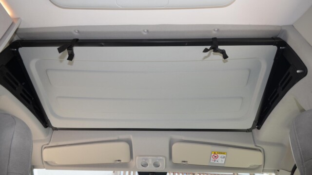 PÖSSL Summit Shine 640 R - Optionnelle, la tablette rabattable et amovible "multiroof" permet de choisir entre cabine pleine hauteur ou ... niche de rangement.