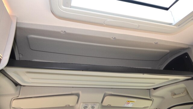 PÖSSL Summit Shine 640 R - Optionnelle, la tablette rabattable et amovible "multiroof" permet de choisir entre cabine pleine hauteur ou ... niche de rangement.