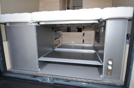 Dans la soute, des plateaux coulissants qui permettent de moduler un double plancher.