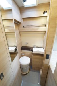 La porte du cabinet de toilette vient fermer le couloir (ici à gauche) et ainsi isoler la partie avant.