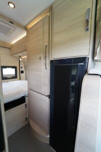 À gauche, la douche, bien dissimulée derrière la penderie Modul'Space. À droite, le frigo à compression 136 l.