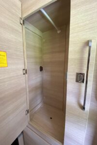 La penderie bénéficie d'une ouverture sur deux côtés. Elle est équipée d'un fond amovible pour les vêtements de grande hauteur.