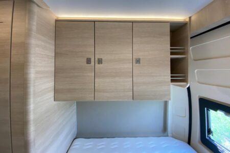 En pied de lit, trois hautes penderies.