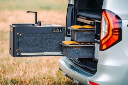 La box, type malle de voyage, possède des compartiments coulissants.