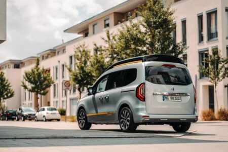 Sous cet angle, on hésite entre un toit relevable ou un coffre de toit. Burstner Kangoo