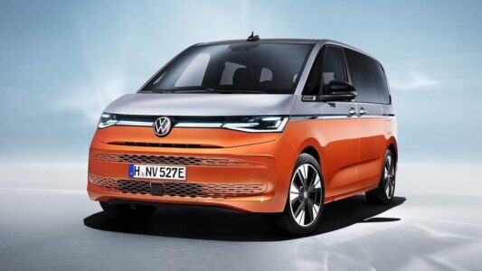 Plus automobile que jamais, le Multivan est construit sur la plateforme modulaire MQB, dont profitent les Passat, Tiguan et autres Golf. Sa face avant, avec ses optiques reliés par un bandeau lumineux, n'est pas sans rappeler celle de l'ID.Buzz.