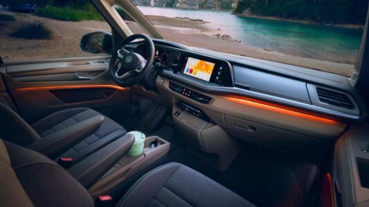 À bord, le Multivan adopte le tableau de bord de la Golf, avec une instrumentation numérique et un écran tactile de 10'' réunissant l’ensemble des fonctionnalités de divertissement et de confort. La station multimédia MIB3 intègre les systèmes de connexion sans fil Apple Car Play et Android Auto.