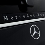 A l'arrière, au centre du hayon, une nouvelle baguette décorative, surlignée par l'inscription Mercedes-Benz, est insérée.