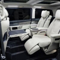 Sur la version Exclusive Line de la Classe V, les fauteuils en rang 2 sont dignes d'une classe affaire. Ils sont chauffants, ventilés, massant et inclinables électriquement. Ils profitent aussi d'un repose-pied et d'un repose-tête ultra-moelleux et donnent accès à de larges tablettes. Le grand luxe.