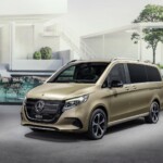 Le nouvel EQV, pendant électrique de la Classe V, se singularise par une calandre pleine, ornée de lamelles chromées. La porte coulissante, côté gauche, est désormais de série.