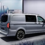 Sur les versions Vito Tourer et Mixto, le hayon devient électrique.