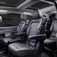 En mode route, le Vito pourra accueillir jusqu'à 9 personnes dans sa déclinaison Tourer, contre 8 personnes maximum pour la Classe V.