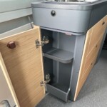 Placard utile à l'avant du meuble cuisine.