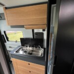 Nouveau bloc cuisine de forme évasée. Profondeur maxi de 46 cm.