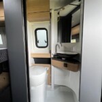 Salle d'eau Duplex avec paroi pivotante. Pas de lanterneau mais une baie latérale.