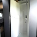 Ue douche pour le moins spacieuse. Hauteur intérieure de 188 cm.