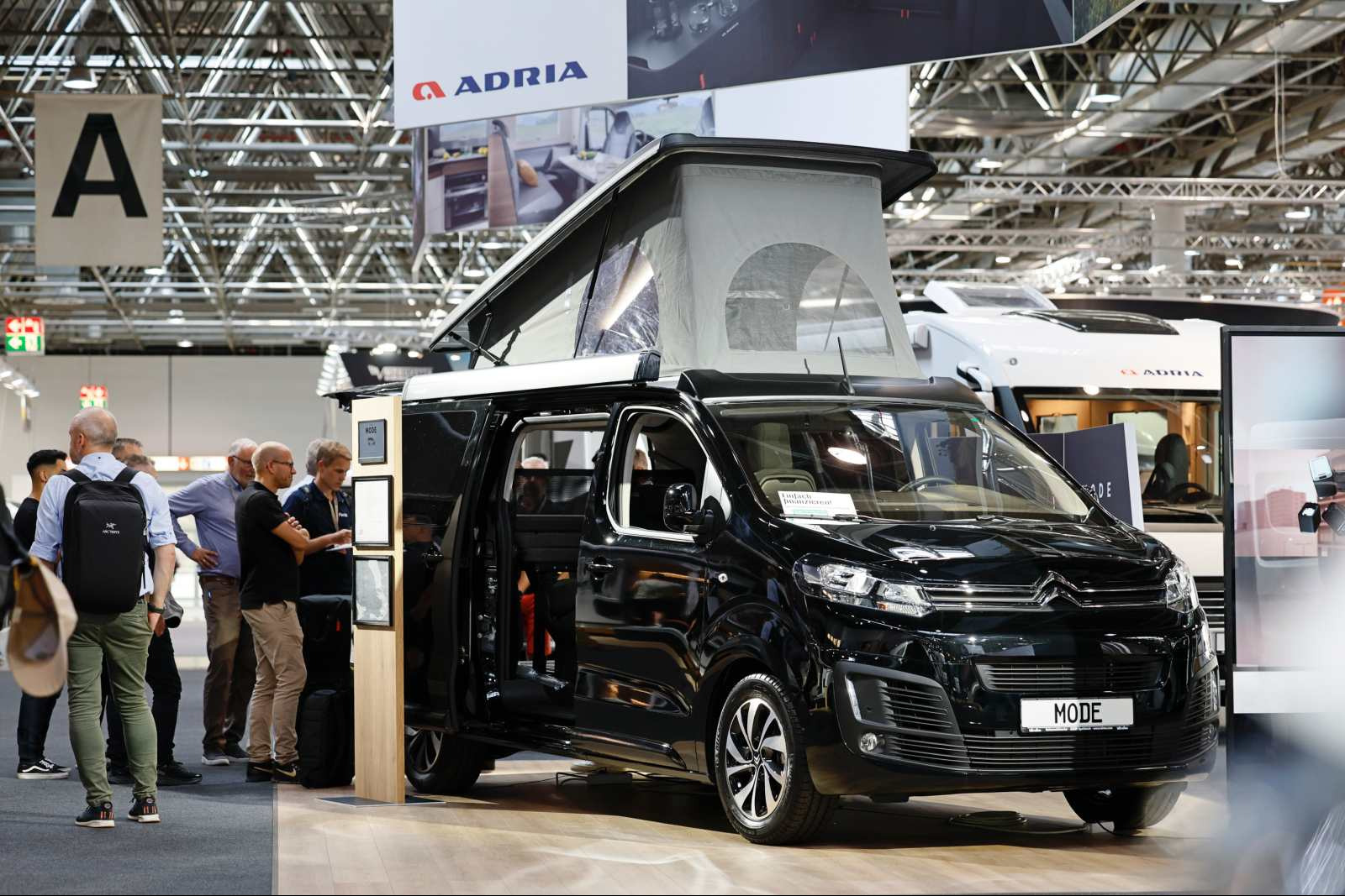 Jusqu'ici, seul le porteur Renault Trafic avait les faveurs du constructeur Adria comme base de son unique van "Active". Le nouveau Adria "Mode" sur Citroën Spacetourer est, à ce jour, proposé exclusivement en Allemagne. (Crédit photo: Messe Düsseldorf/ctillmann).
