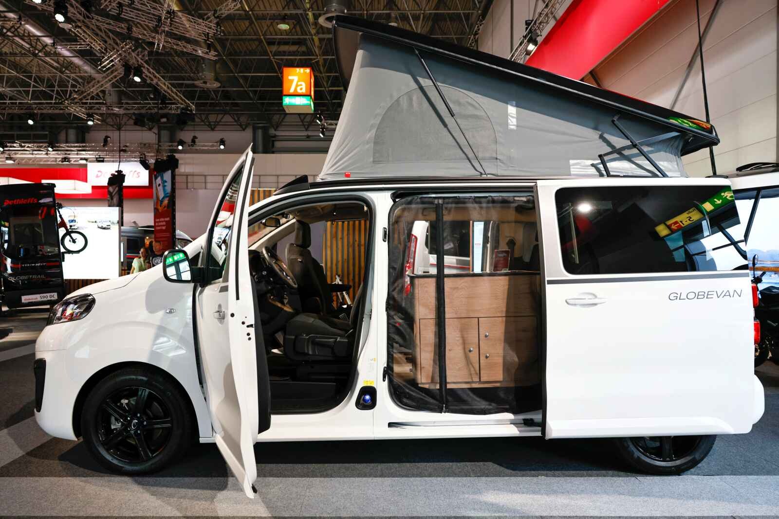 Variante monospace de l’utilitaire Fiat Scudo, le Fiat Ulysse partage la même base que les Citroën Jumpy/SpaceTourer, Peugeot Expert/Traveller, Opel Vivaro/Zafira Life et Toyota ProAce/ProAce Verso. Il n’avait encore jamais fait l’objet d’aménagements de loisirs de la part des grandes marques du secteur. (Crédit photo: Messe Düsseldorf/ctillmann).
